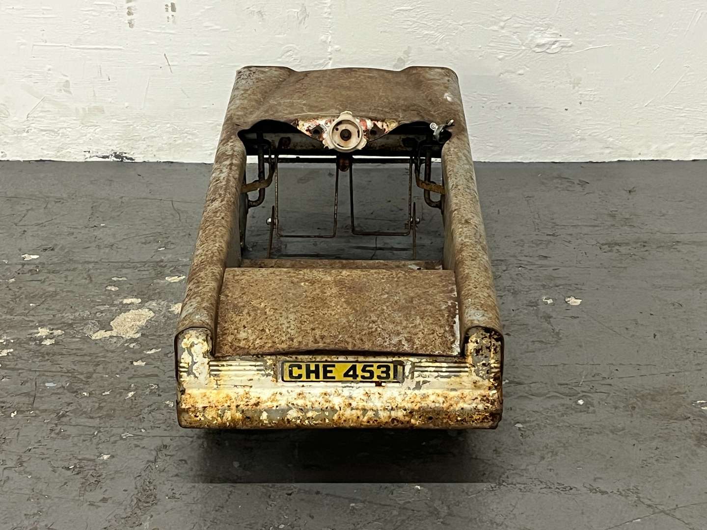 <p>Tin Plate Childs Pedal Car (For Restoration)</p>