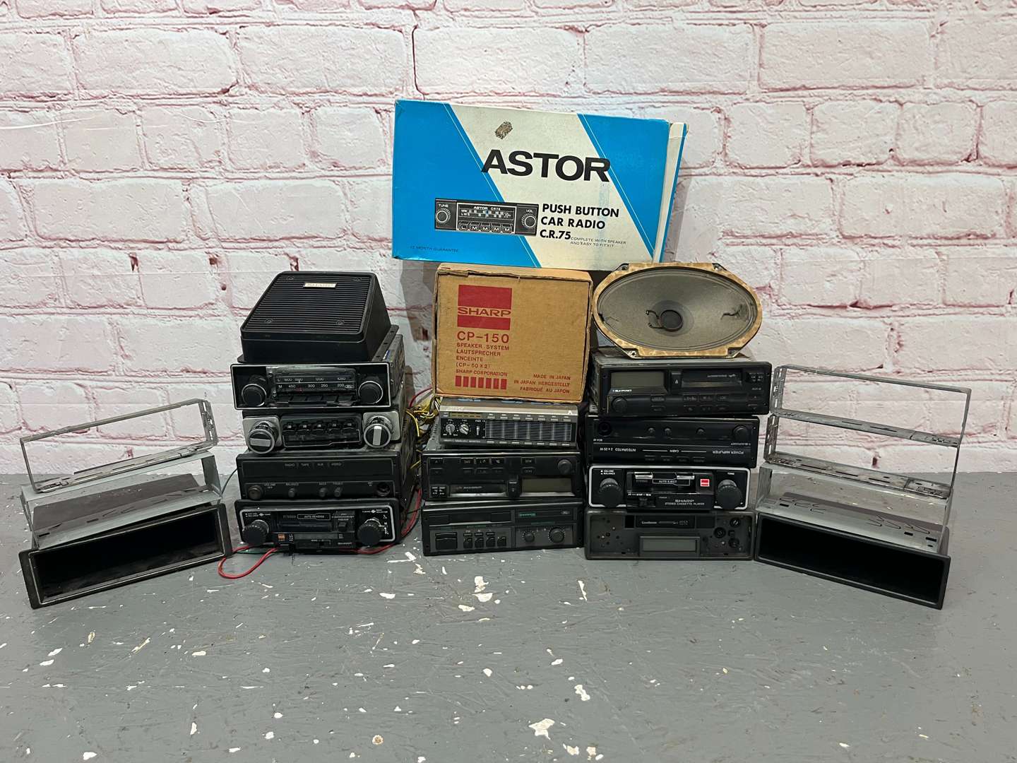 <p>Box of Vintage/Classic Car Radios</p>