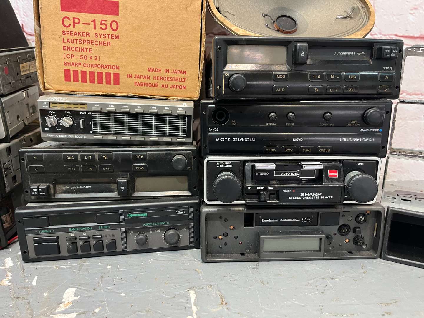 <p>Box of Vintage/Classic Car Radios</p>