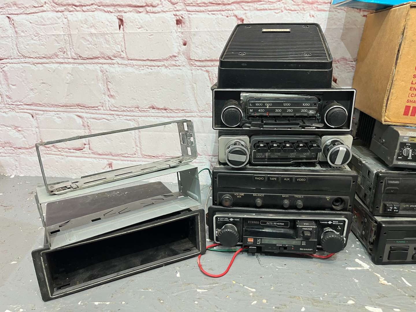 <p>Box of Vintage/Classic Car Radios</p>