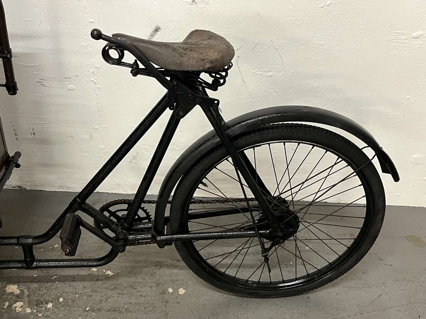 <p>G Lee & Sons Liveried Bakers Vintage Delivery Bicycle</p>