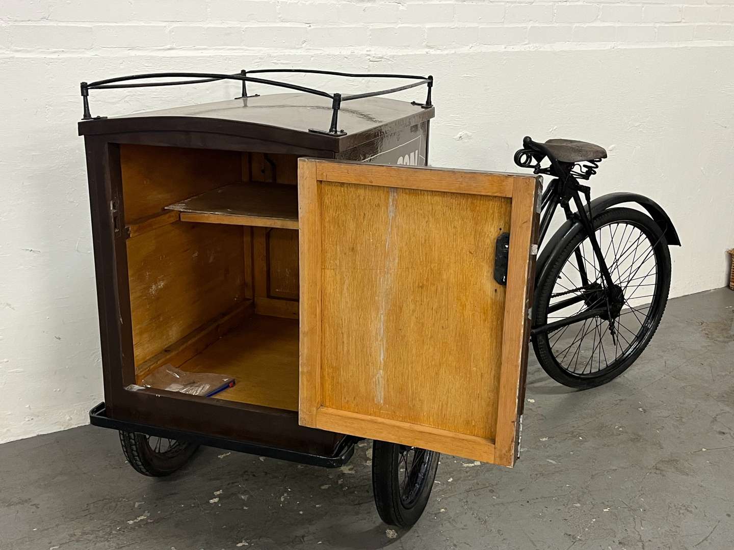 <p>G Lee & Sons Liveried Bakers Vintage Delivery Bicycle</p>
