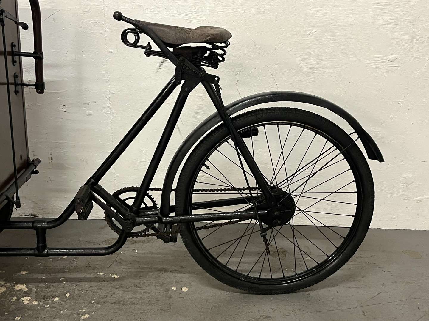 <p>G Lee & Sons Liveried Bakers Vintage Delivery Bicycle</p>