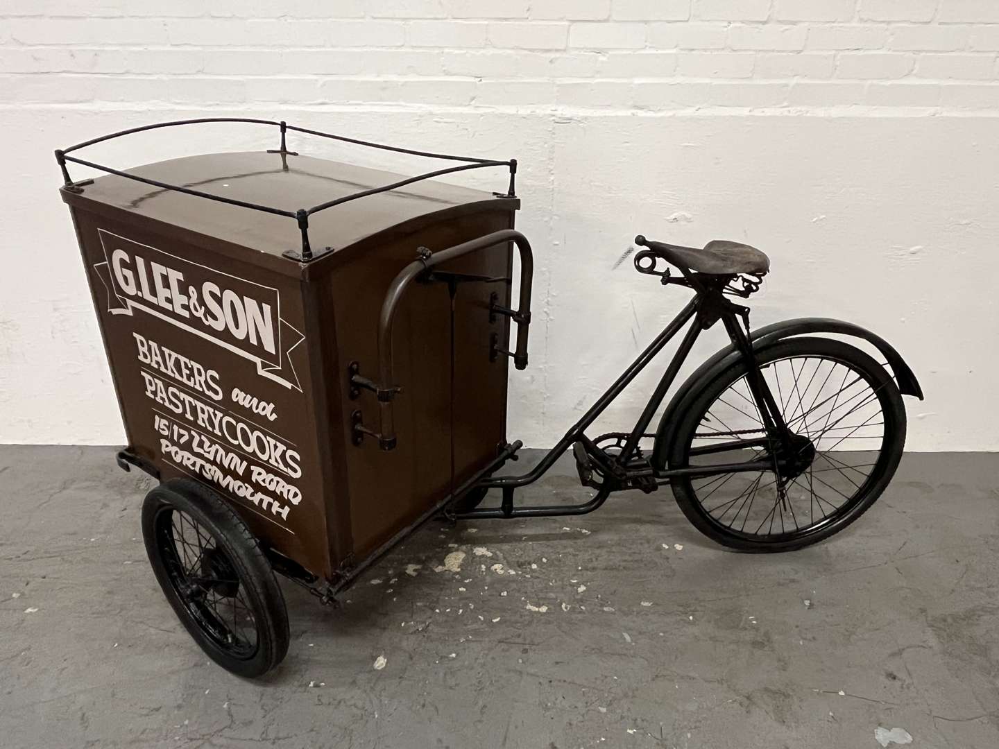 <p>G Lee & Sons Liveried Bakers Vintage Delivery Bicycle</p>