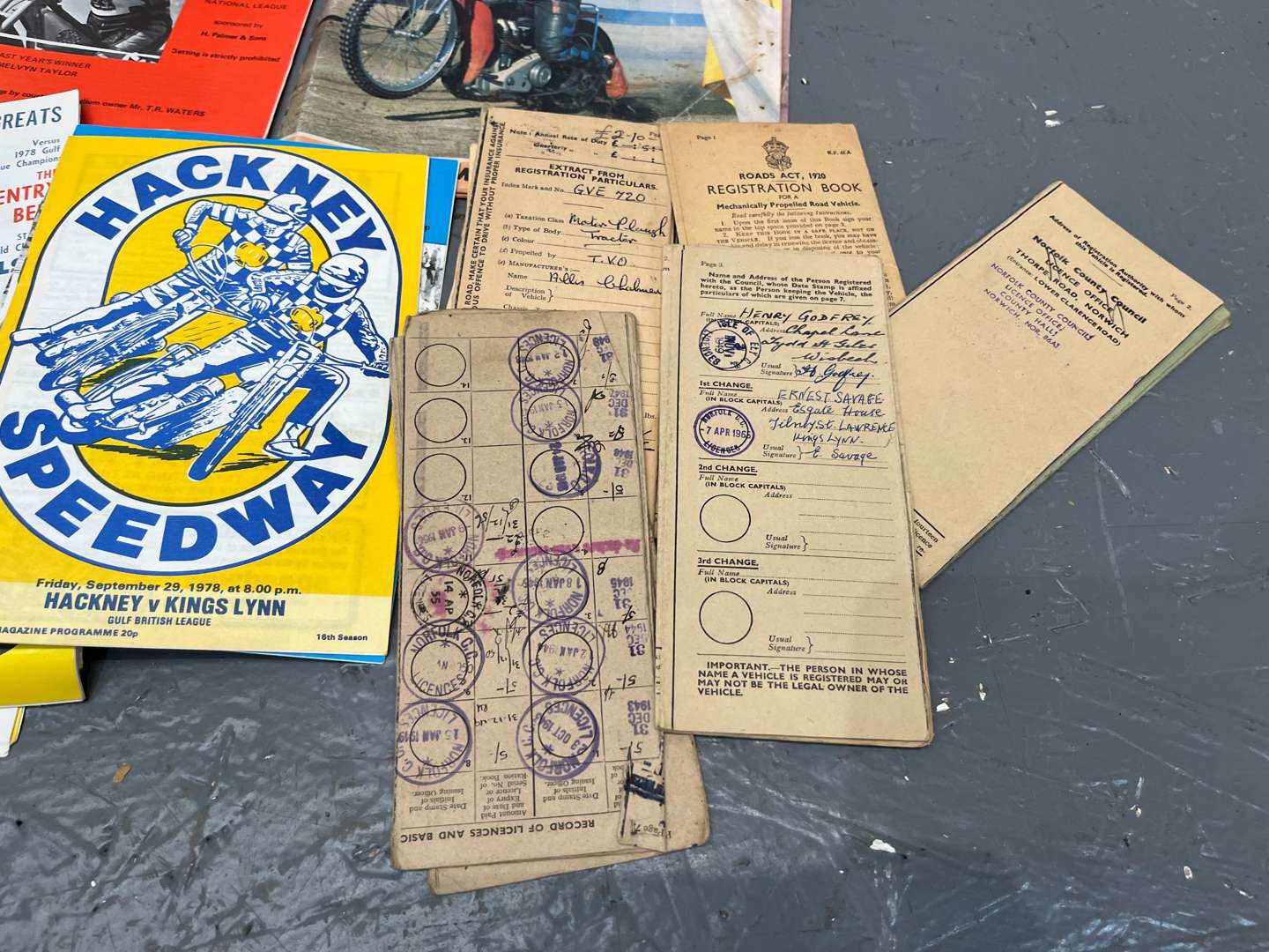 <p>Four Boxes 1970/80's Kings Lynn Speedway Programmes & Old Buff Log Books&nbsp;</p>