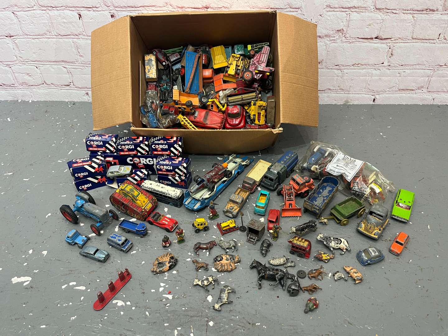 <p>Quantity of Play Worn Die Cast Toy Cars&nbsp;</p>