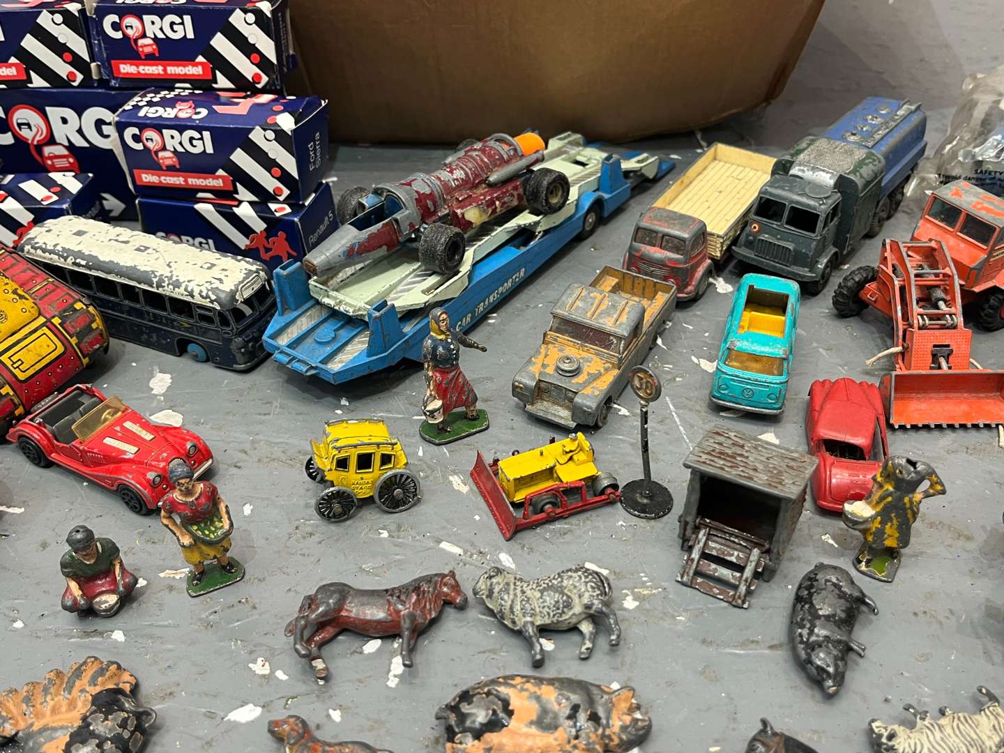 <p>Quantity of Play Worn Die Cast Toy Cars&nbsp;</p>