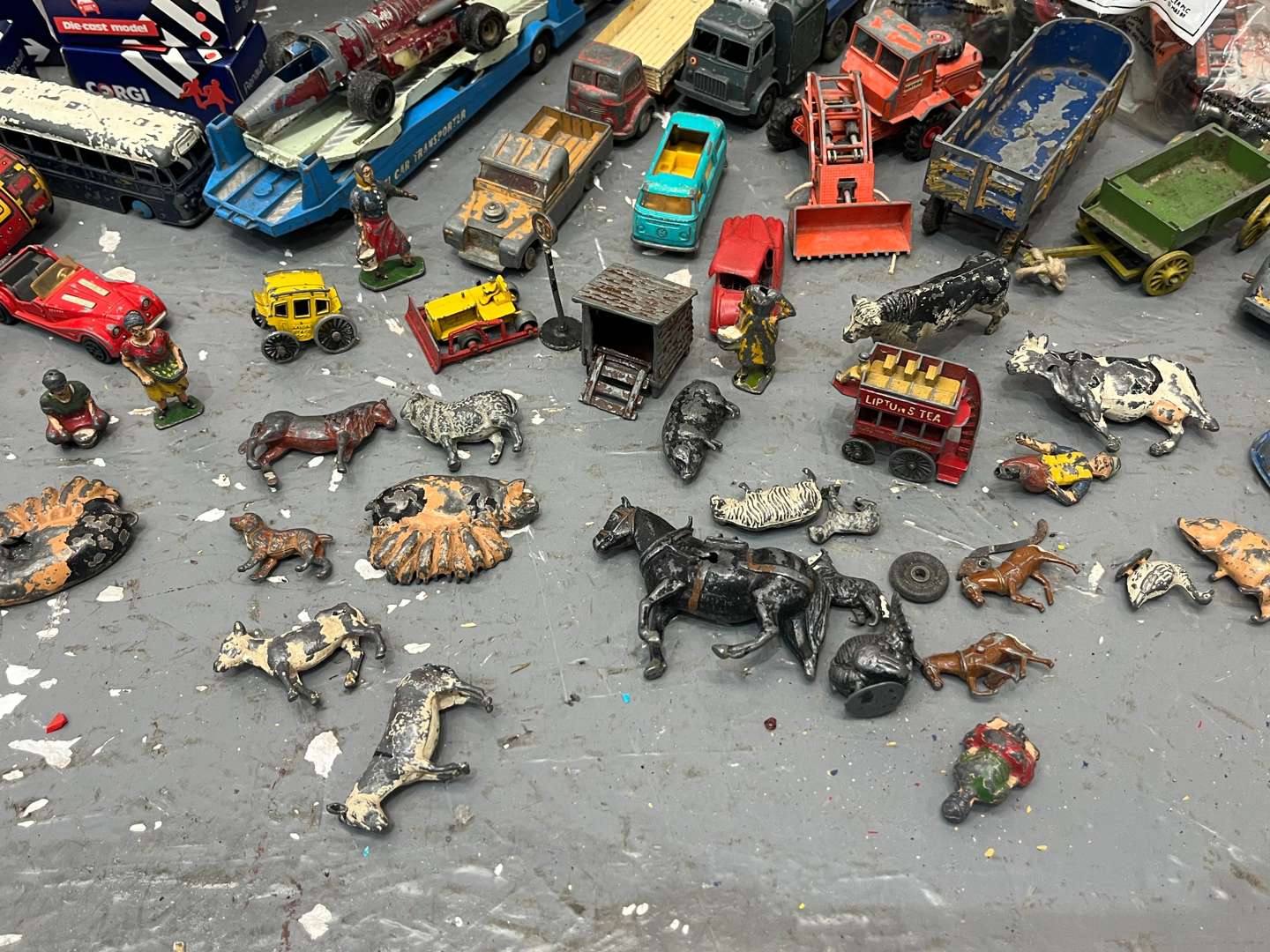 <p>Quantity of Play Worn Die Cast Toy Cars&nbsp;</p>