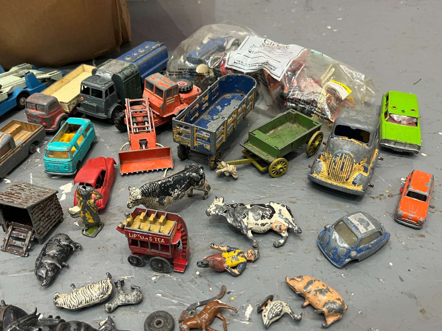 <p>Quantity of Play Worn Die Cast Toy Cars&nbsp;</p>
