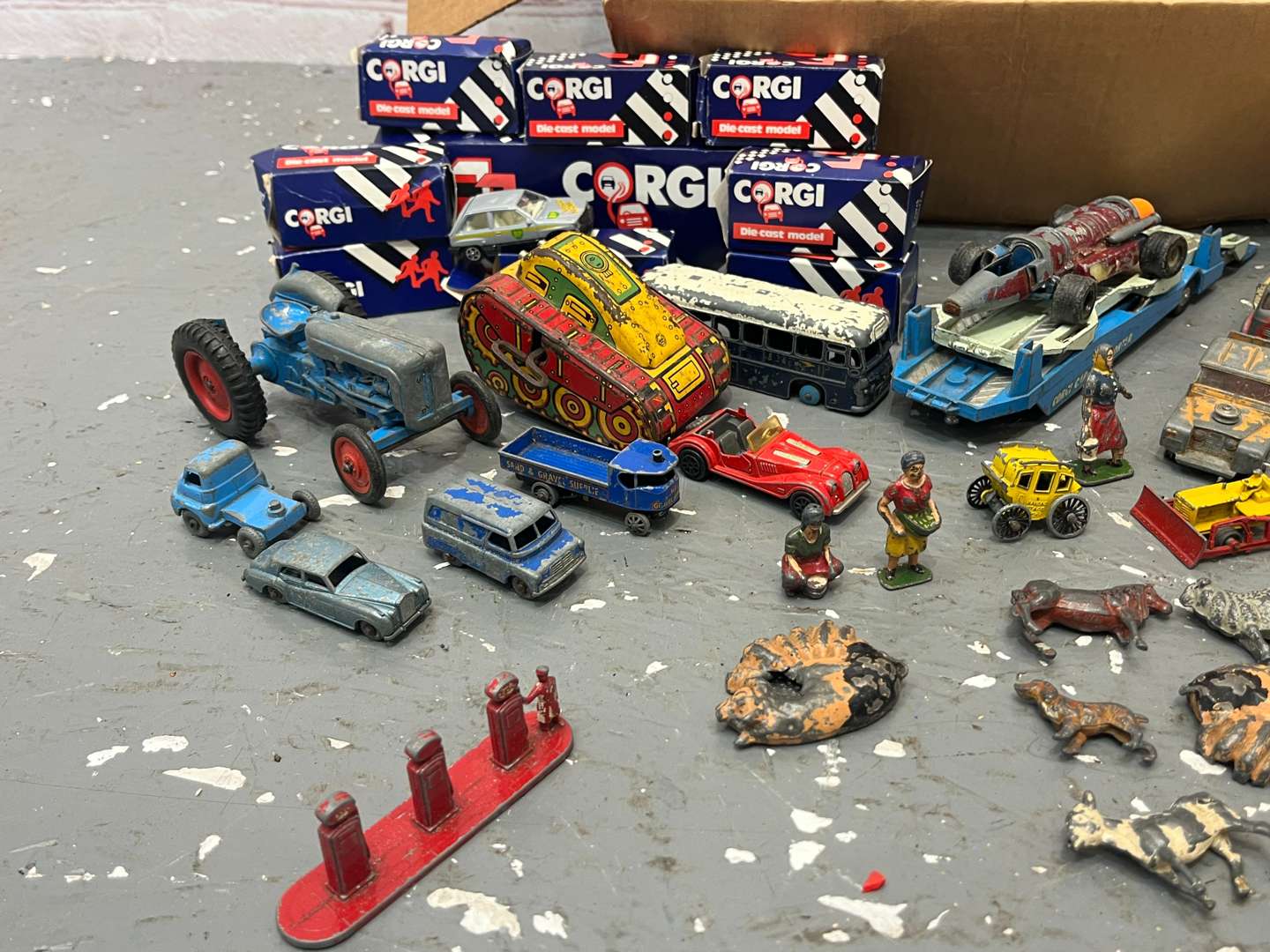 <p>Quantity of Play Worn Die Cast Toy Cars&nbsp;</p>