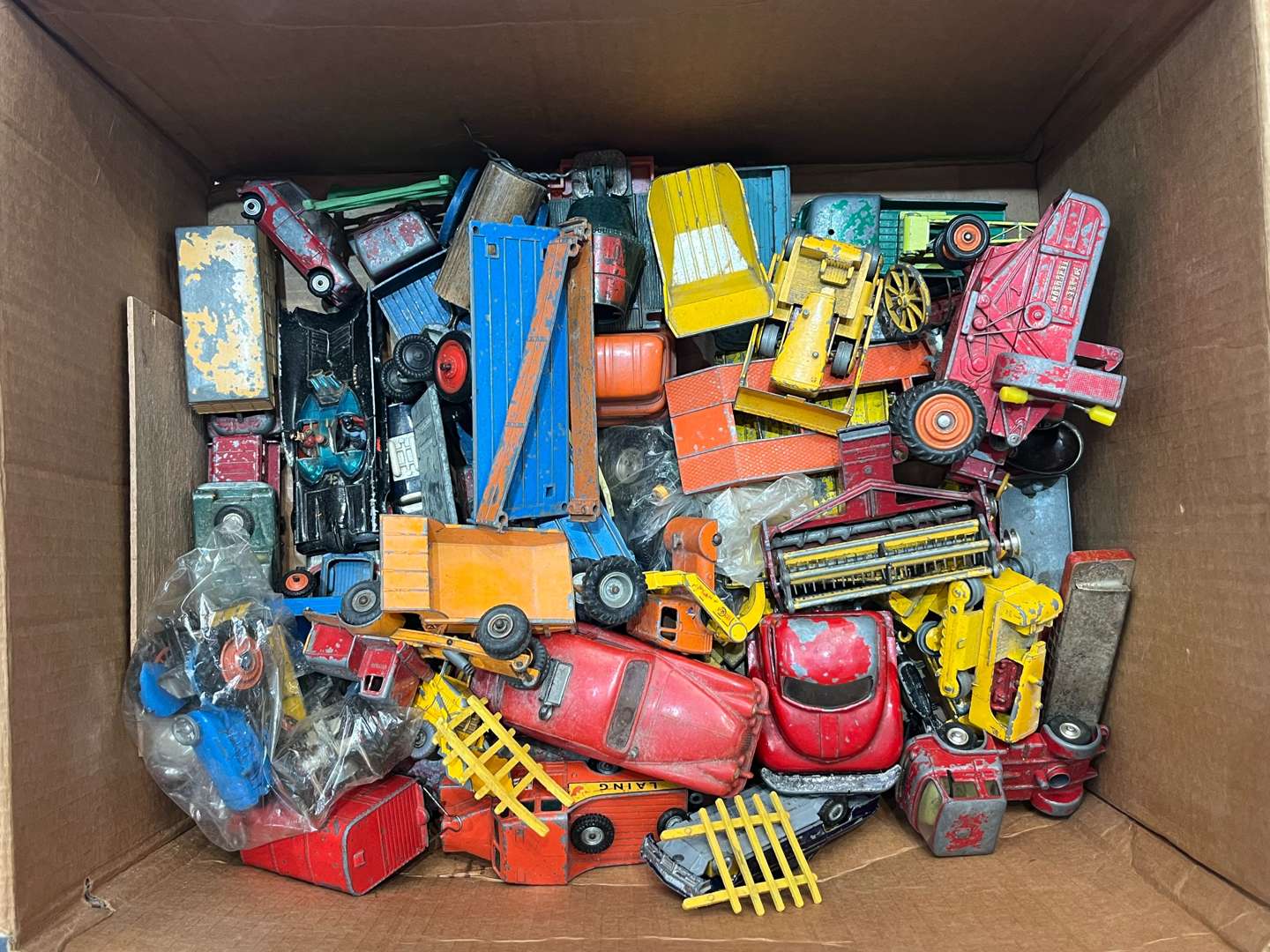 <p>Quantity of Play Worn Die Cast Toy Cars&nbsp;</p>