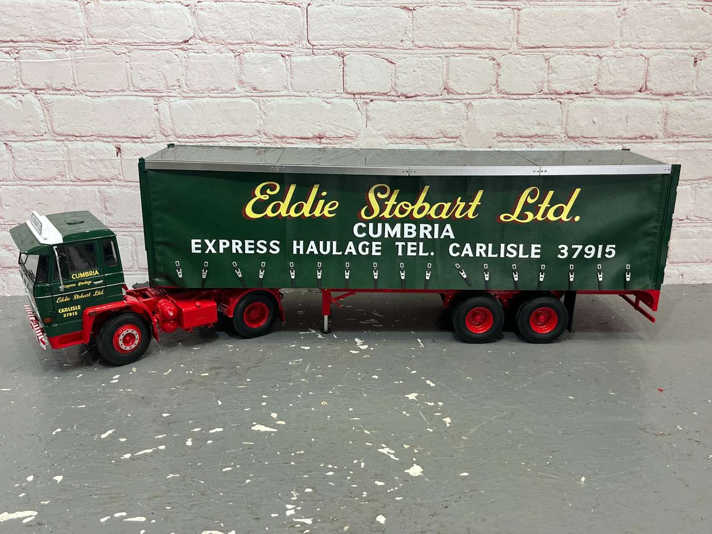 <p>CAF Eddie Stobart Liveried 1/12 Scale Curtain Side Lorry</p>