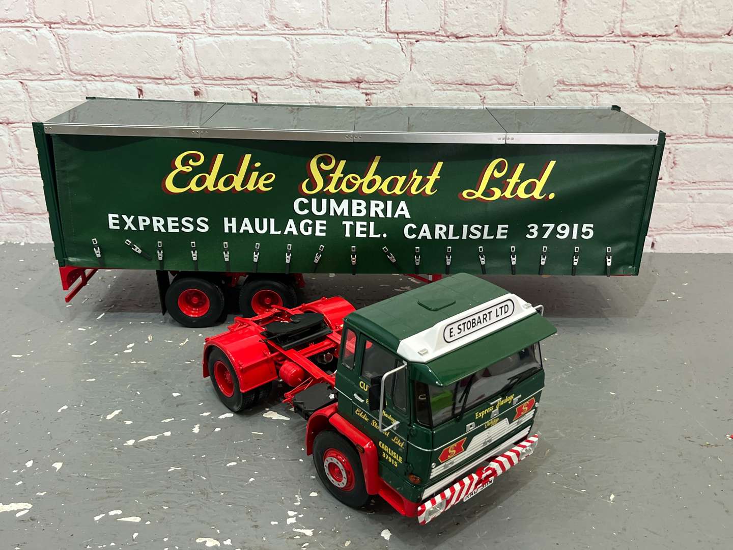 <p>CAF Eddie Stobart Liveried 1/12 Scale Curtain Side Lorry</p>