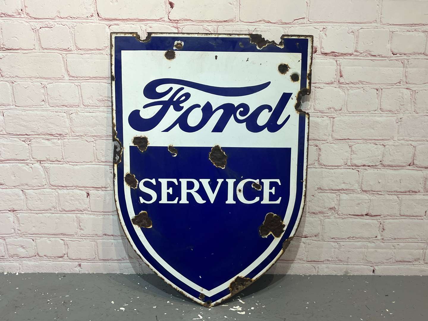 <p>Ford Service Shield Enamel Sign&nbsp;</p>