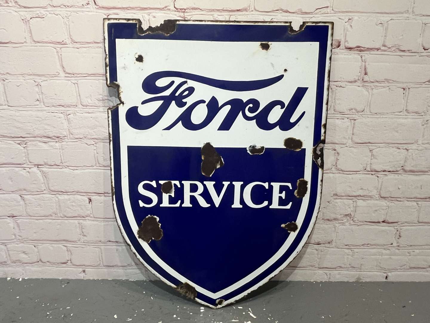 <p>Ford Service Shield Enamel Sign&nbsp;</p>