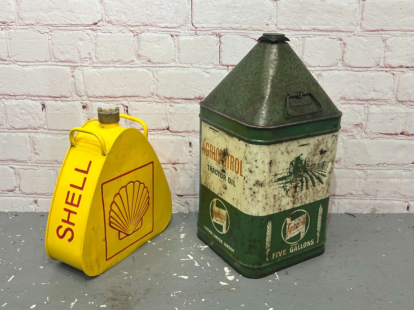 <p>Agricastrol Five Gallon Oil Can & Modern Shell Fuel Can (2)</p>