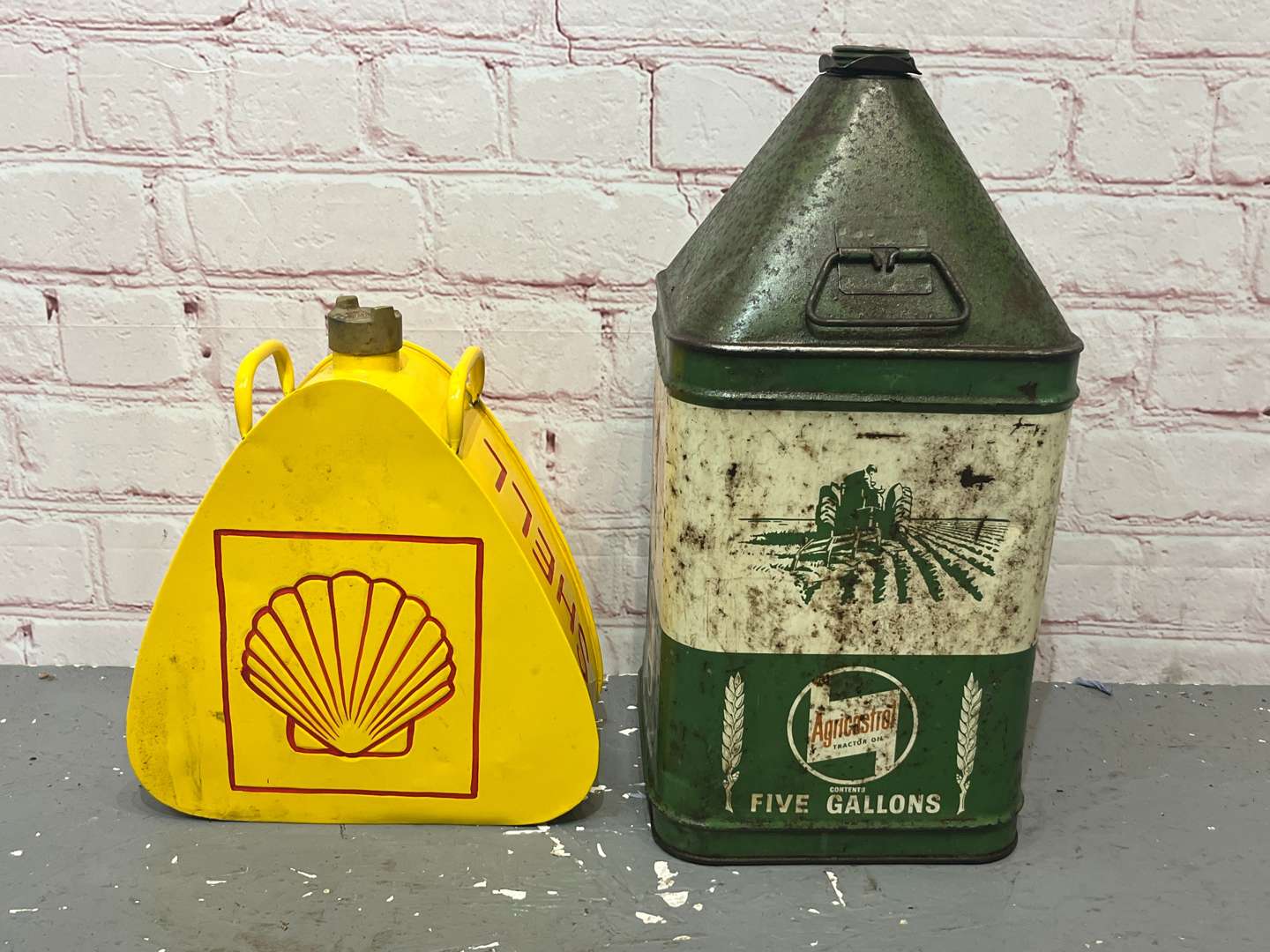 <p>Agricastrol Five Gallon Oil Can & Modern Shell Fuel Can (2)</p>