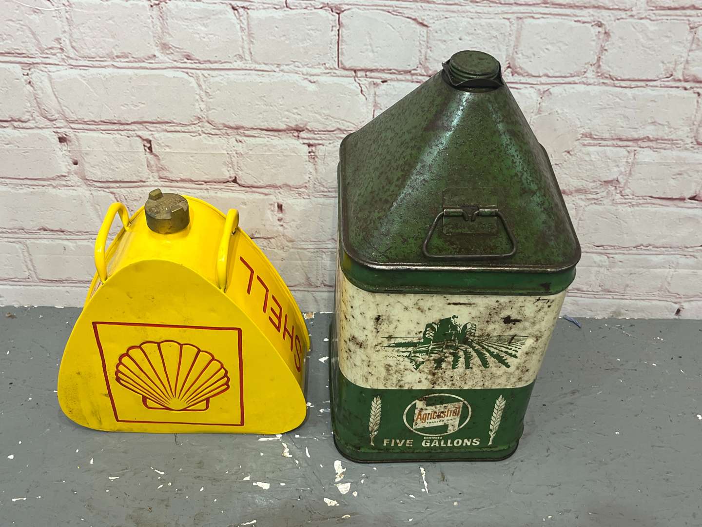 <p>Agricastrol Five Gallon Oil Can & Modern Shell Fuel Can (2)</p>