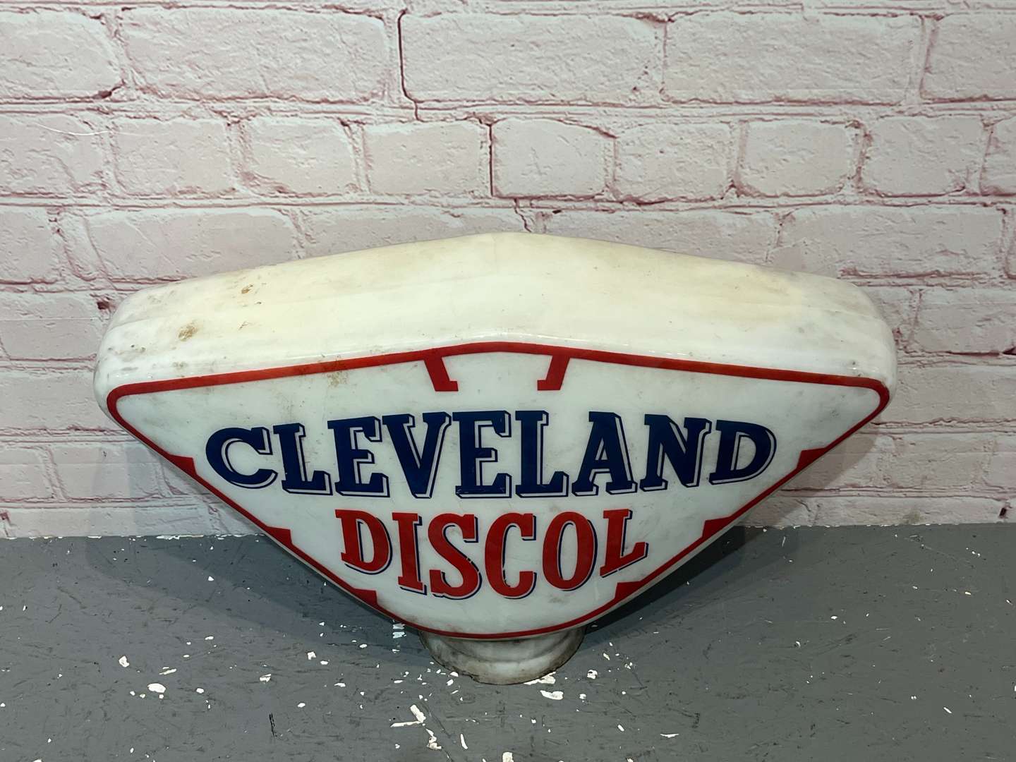 <p>Cleveland Discol Original Glass Petrol Globe&nbsp;</p>