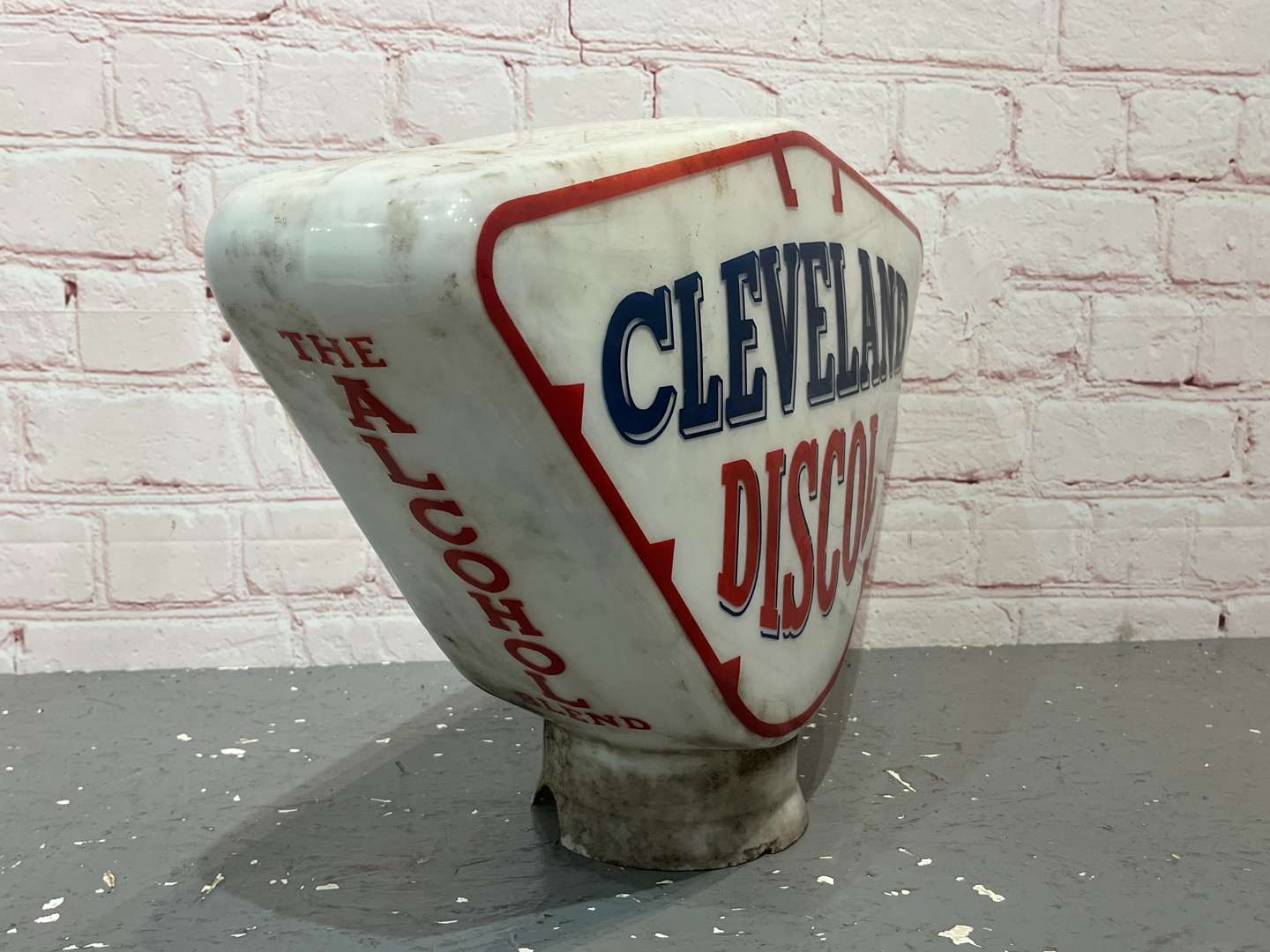 <p>Cleveland Discol Original Glass Petrol Globe&nbsp;</p>