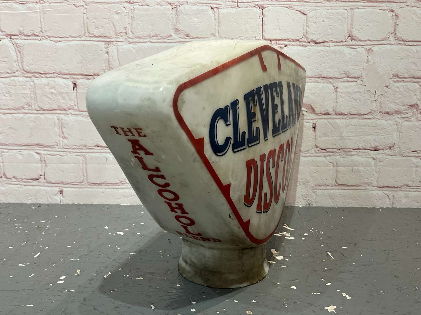 <p>Cleveland Discol Original Glass Petrol Globe&nbsp;</p>