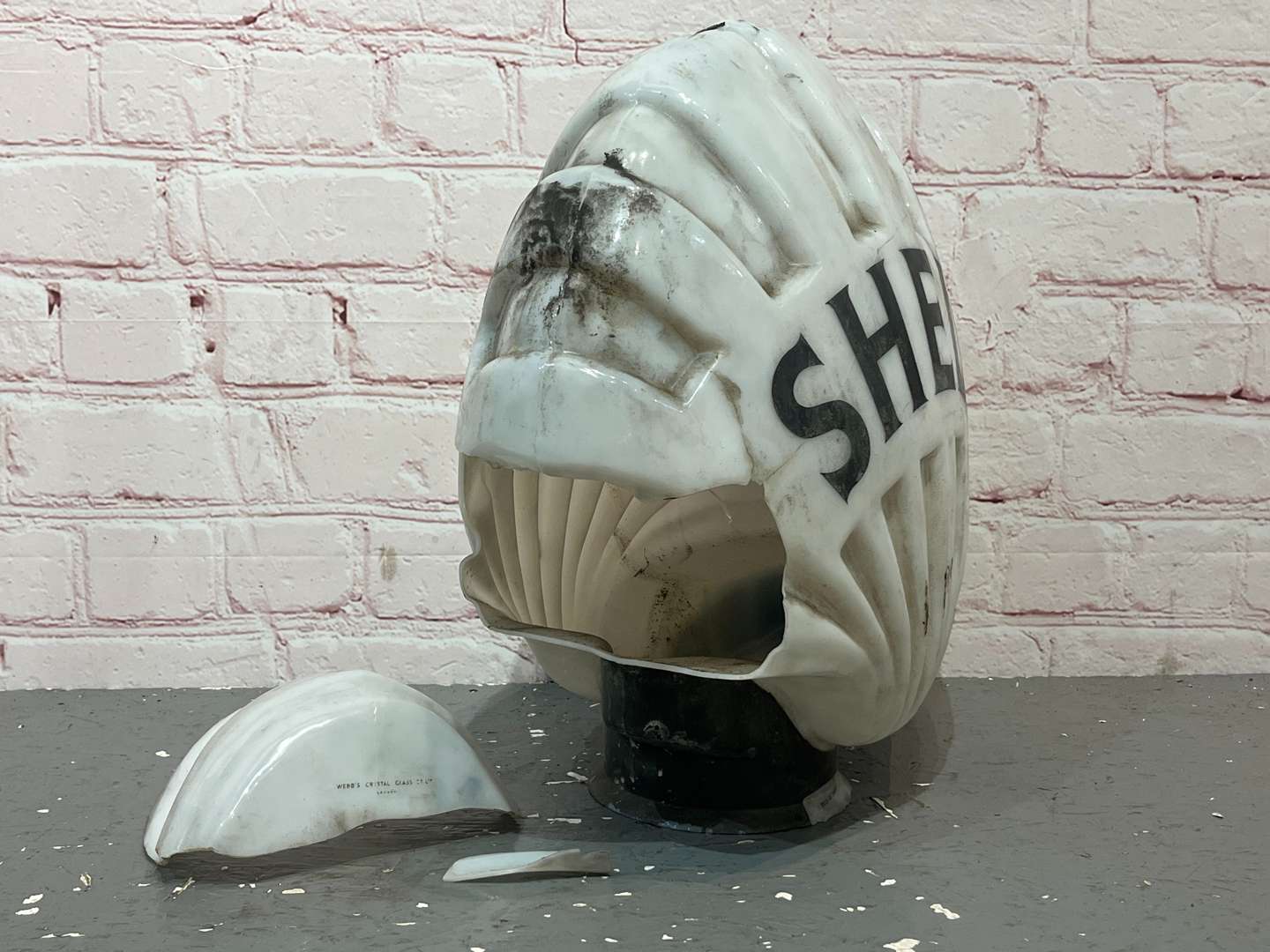 <p>Shell “Fat” Shell Shaped Original Glass Petrol Pump Globe a/f</p>