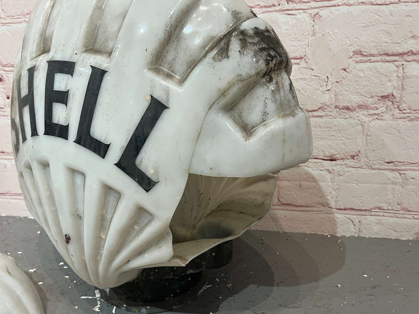 <p>Shell “Fat” Shell Shaped Original Glass Petrol Pump Globe a/f</p>