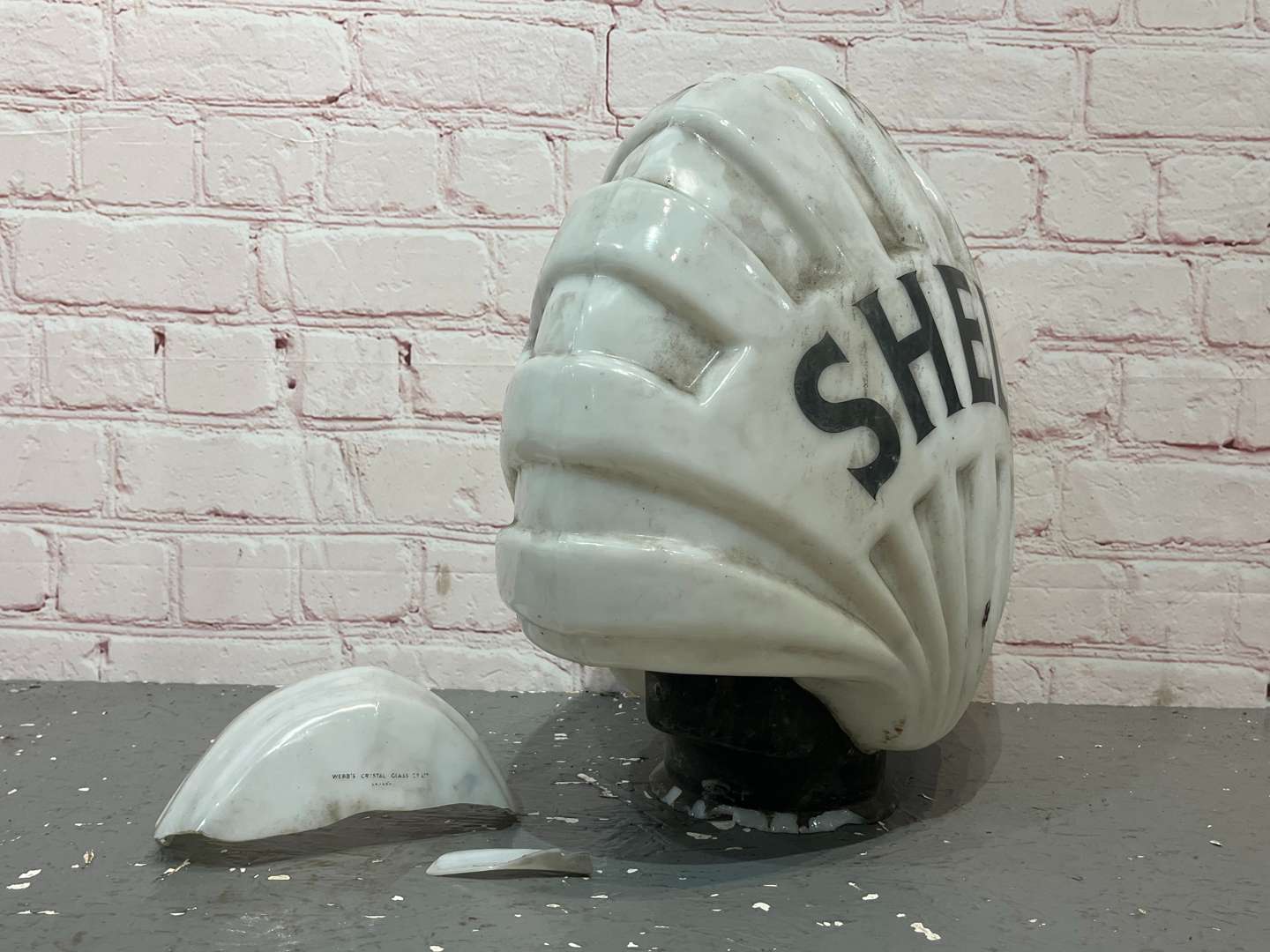<p>Shell “Fat” Shell Shaped Original Glass Petrol Pump Globe a/f</p>