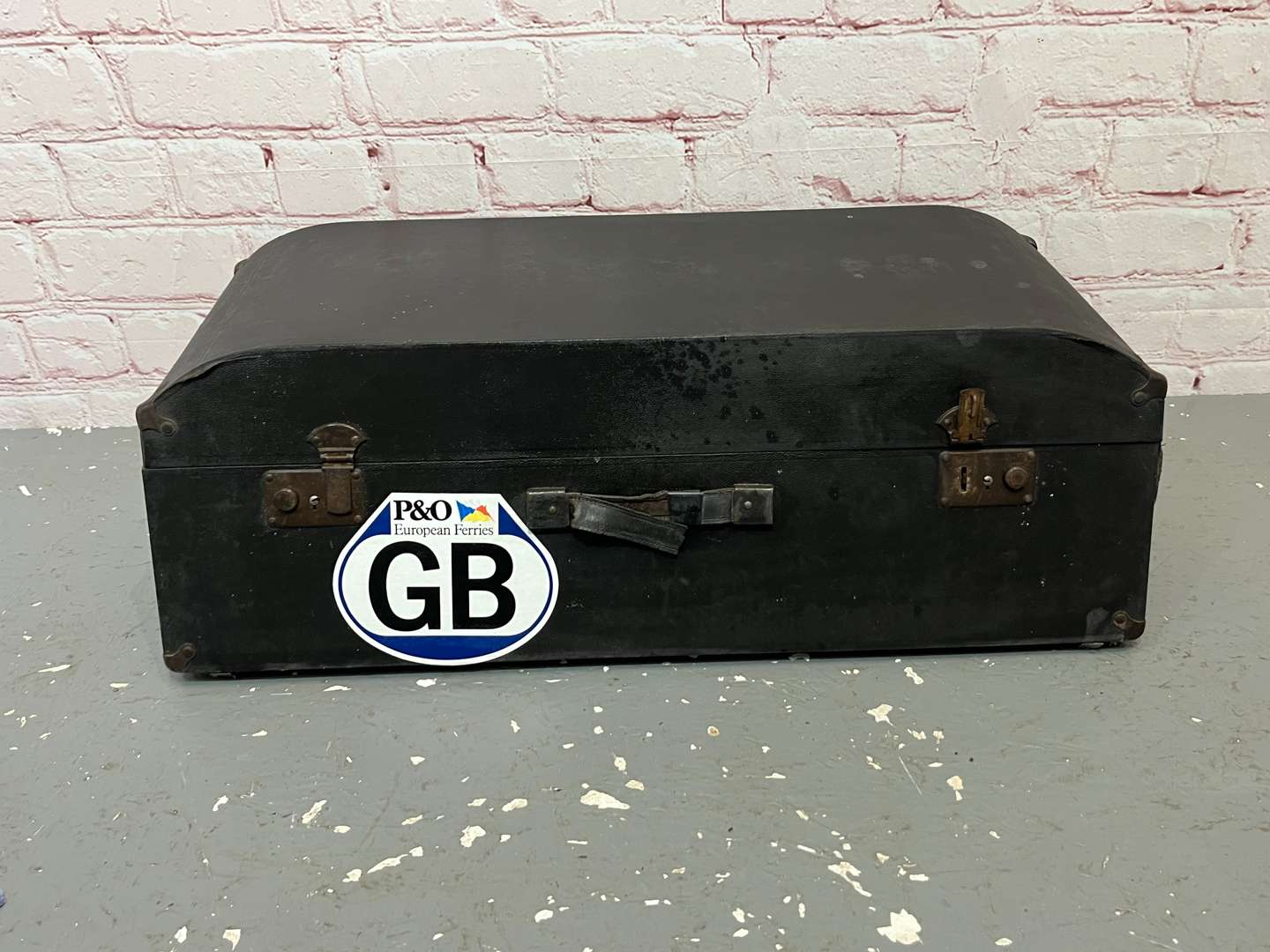 <p>Car Travelling Trunk, With P&O Sticker</p>