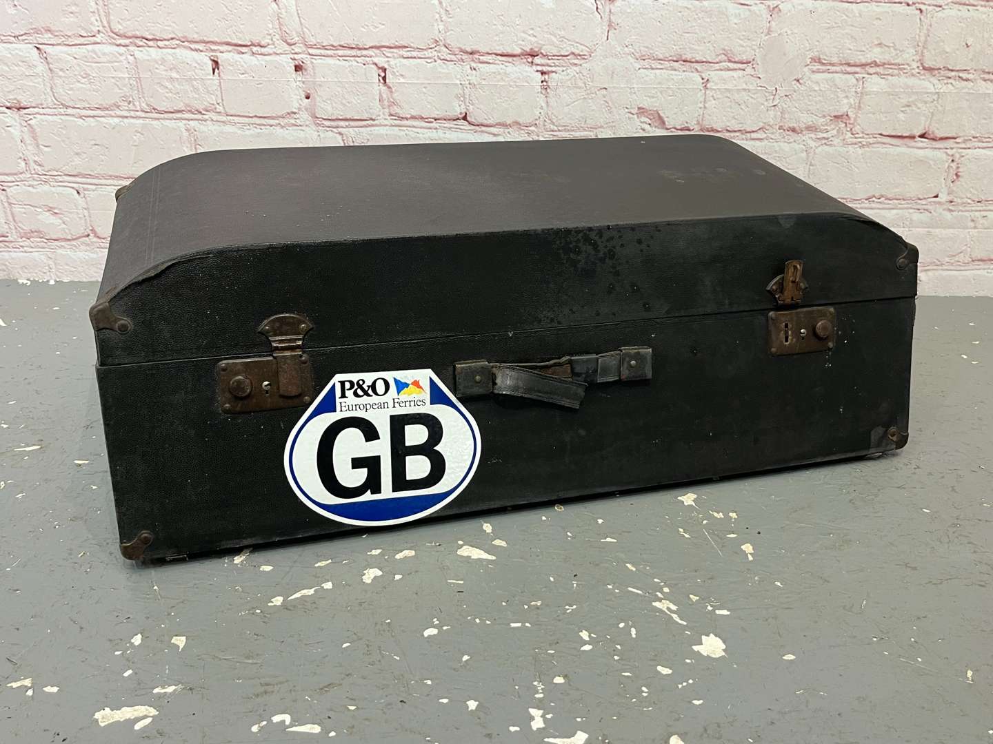 <p>Car Travelling Trunk, With P&O Sticker</p>