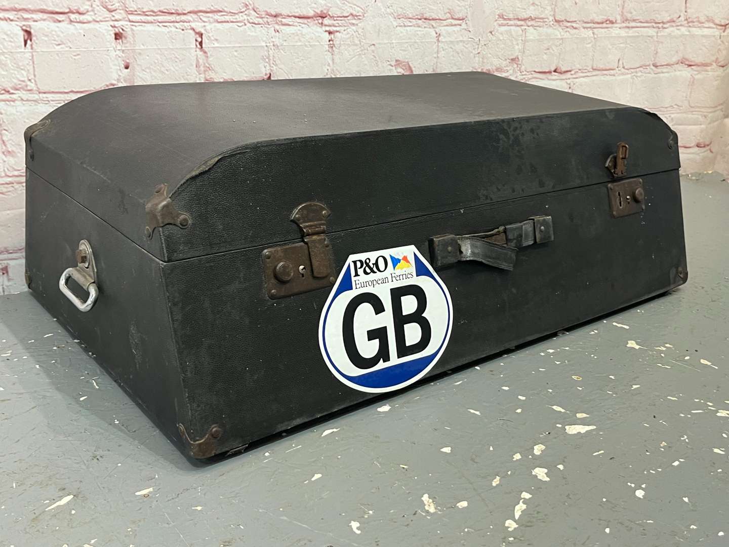 <p>Car Travelling Trunk, With P&O Sticker</p>