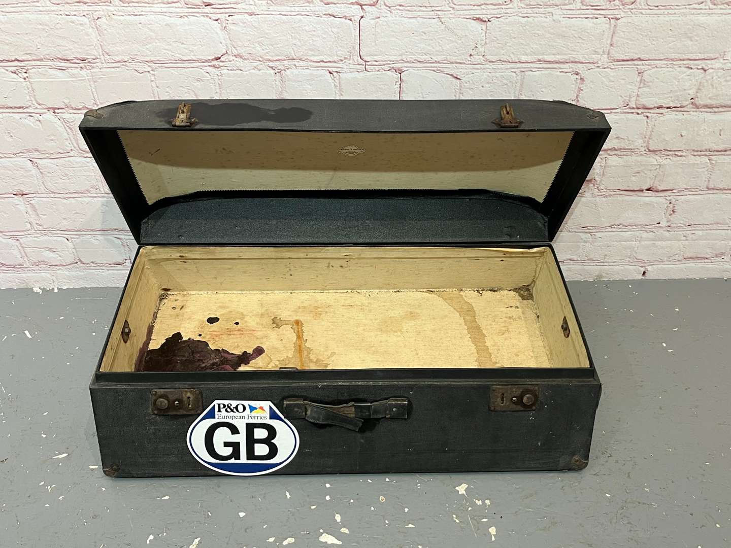 <p>Car Travelling Trunk, With P&O Sticker</p>