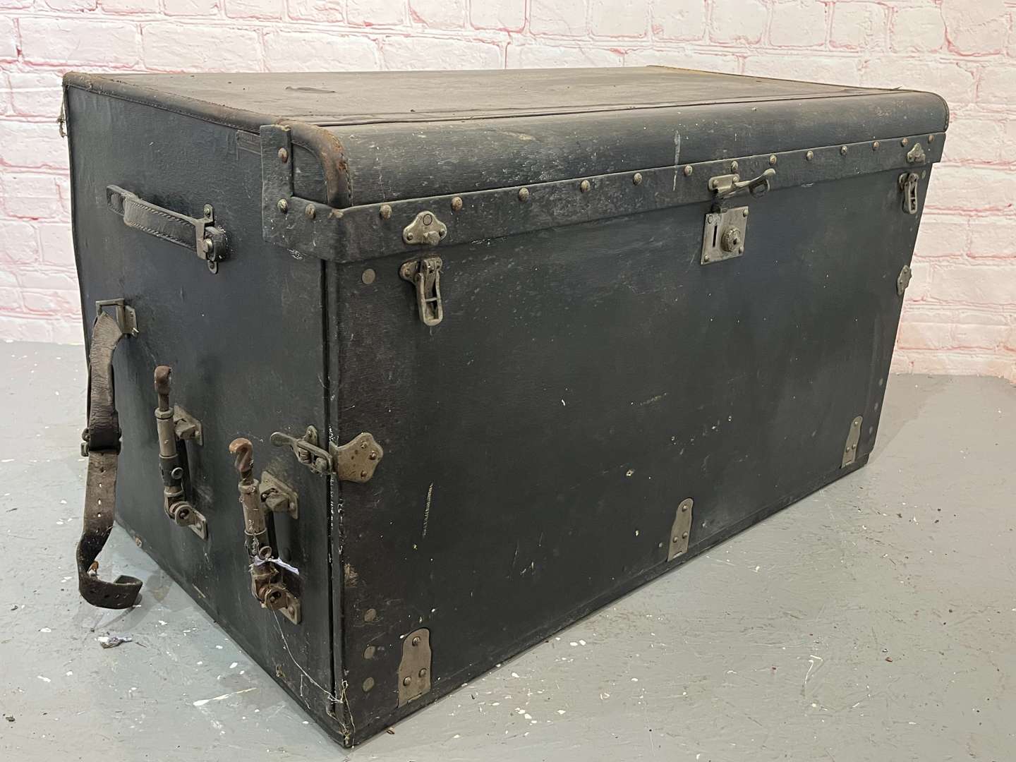 <p>Finnigan's Ltd Large Motoring Trunk</p>