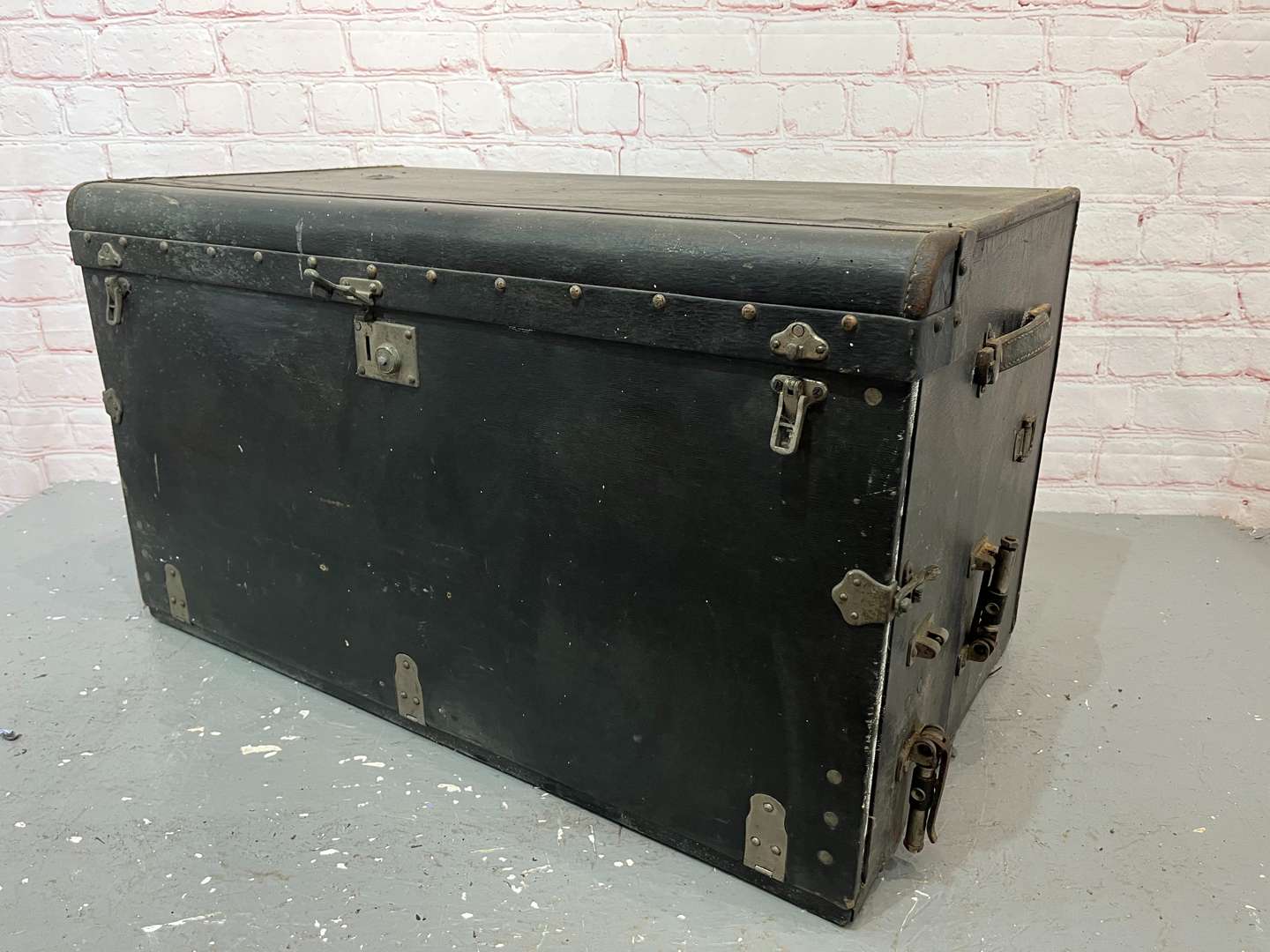 <p>Finnigan's Ltd Large Motoring Trunk</p>