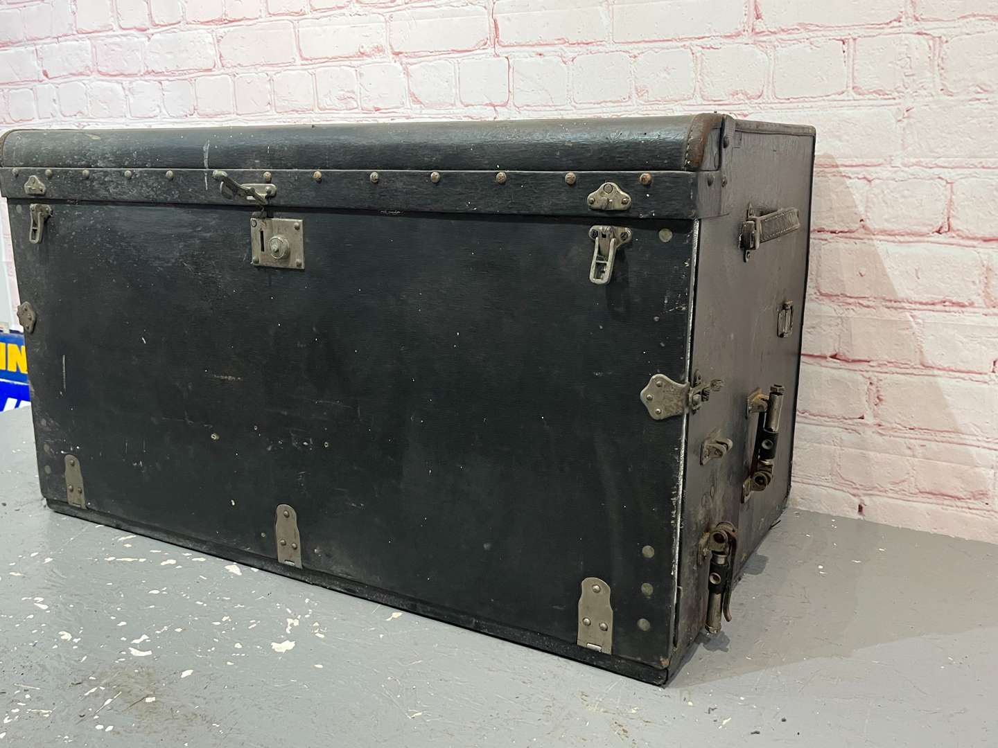 <p>Finnigan's Ltd Large Motoring Trunk</p>