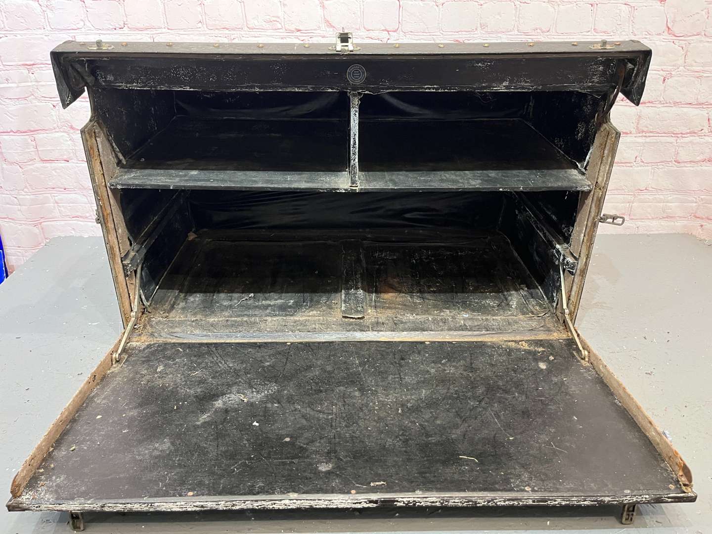 <p>Finnigan's Ltd Large Motoring Trunk</p>