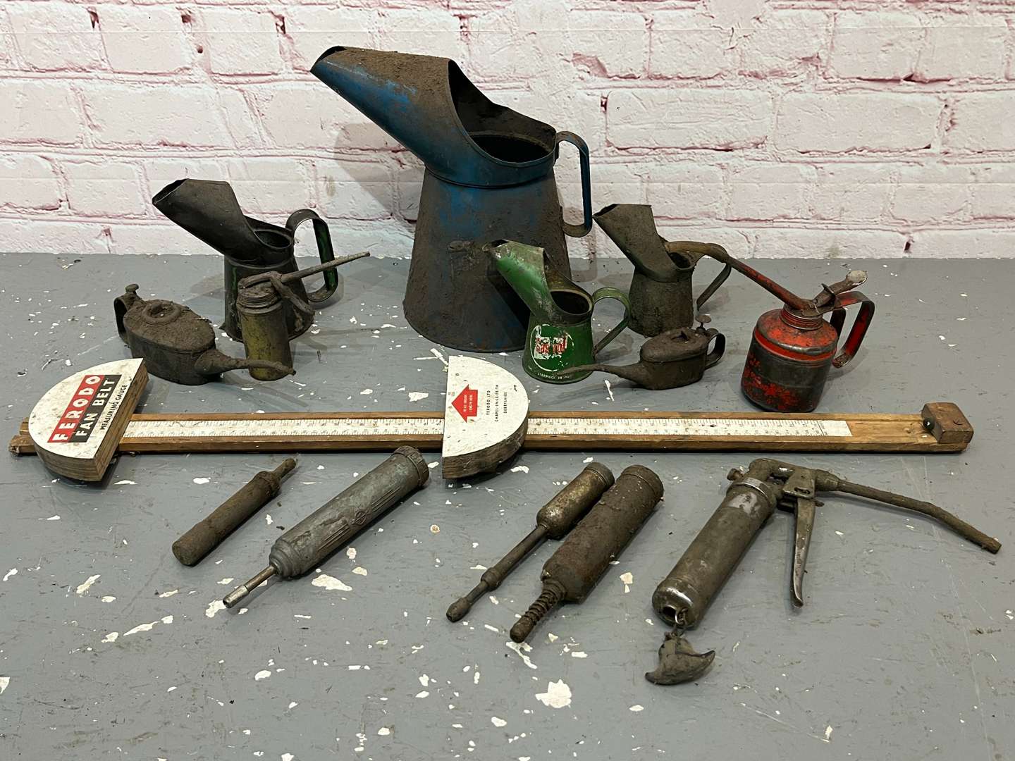 <p>Quantity of Grease/Oil Pourers&nbsp;</p>