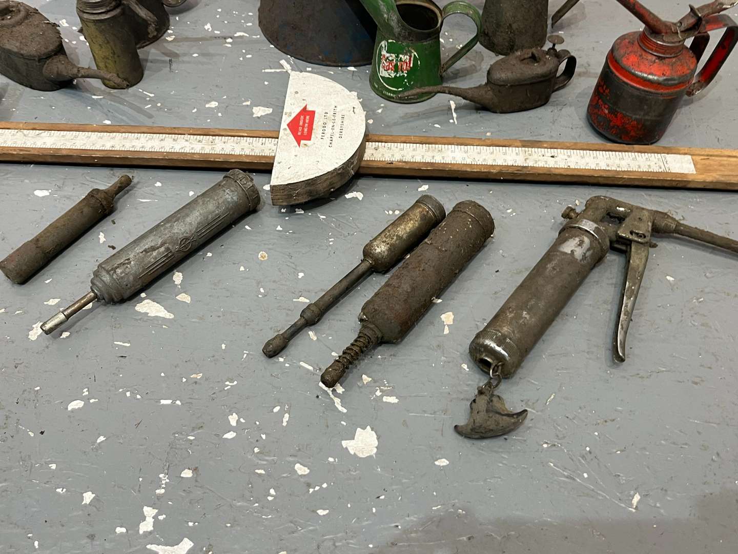 <p>Quantity of Grease/Oil Pourers&nbsp;</p>