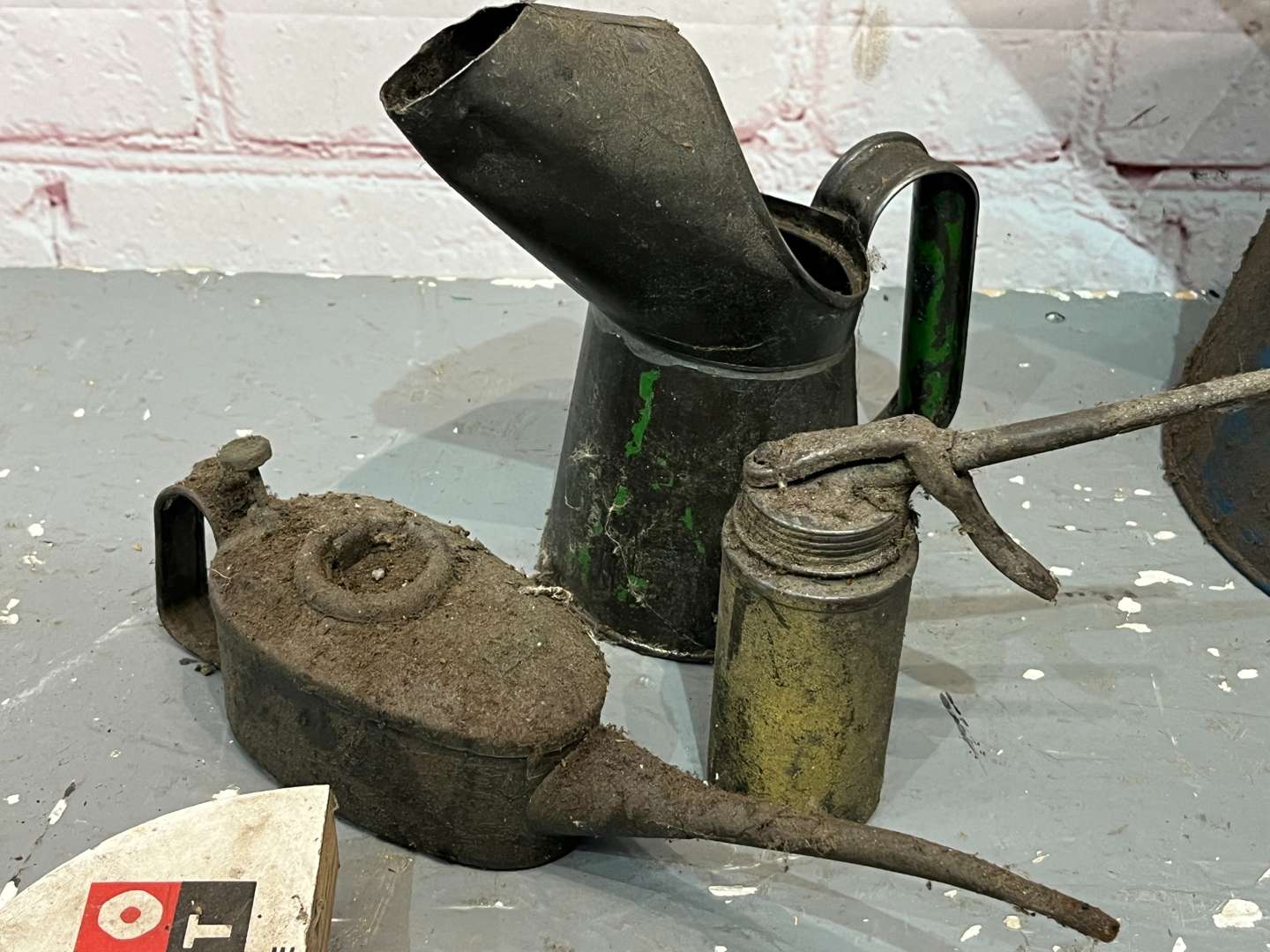 <p>Quantity of Grease/Oil Pourers&nbsp;</p>