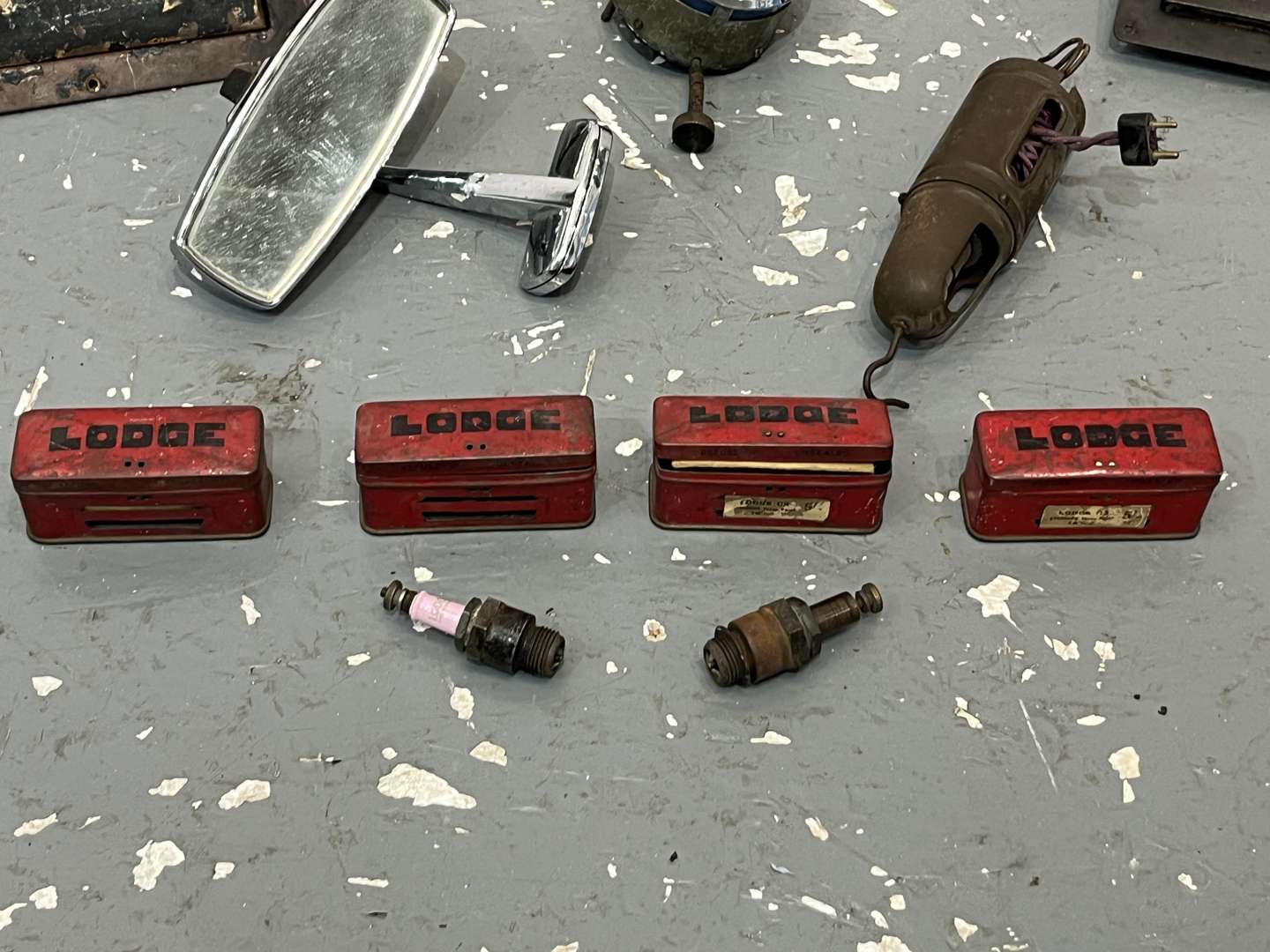 <p>Mixed Lot Lodge Spark Plugs, Smiths Clock, Vintage Work Lamp Etc&nbsp;</p>