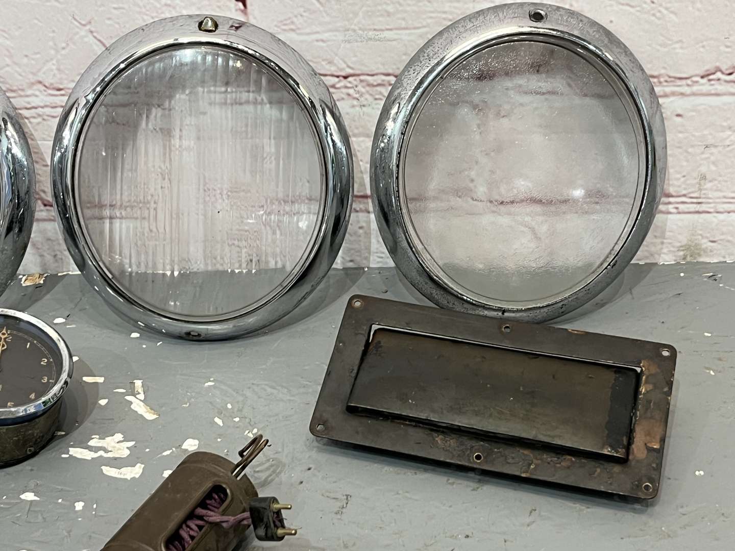 <p>Mixed Lot Lodge Spark Plugs, Smiths Clock, Vintage Work Lamp Etc&nbsp;</p>