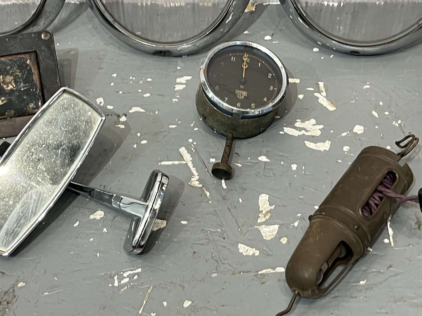 <p>Mixed Lot Lodge Spark Plugs, Smiths Clock, Vintage Work Lamp Etc&nbsp;</p>