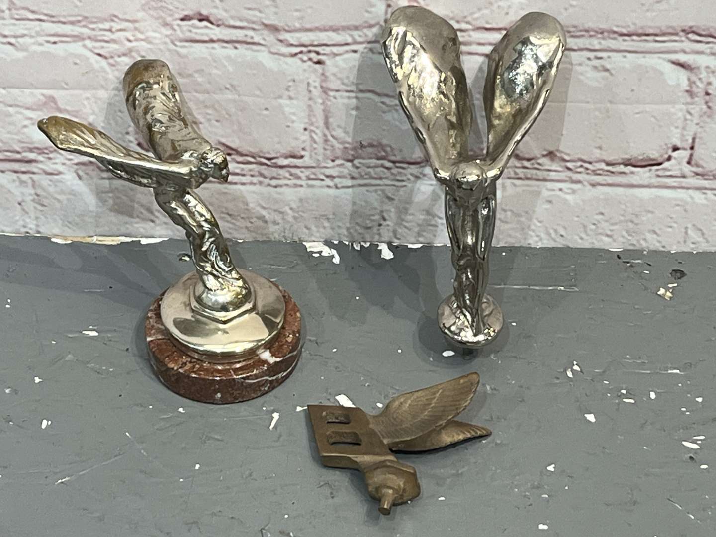 <p>Two Rolls Royce Spirit of Ecstacy's and Bentley Flying “B” (3)</p>