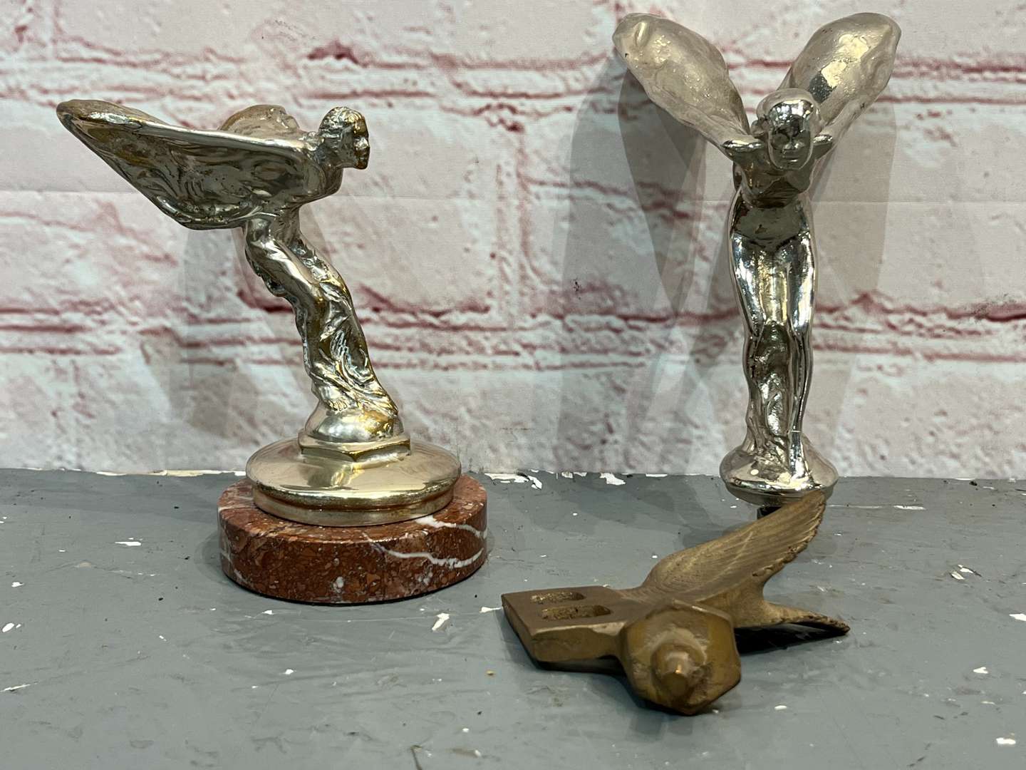 <p>Two Rolls Royce Spirit of Ecstacy's and Bentley Flying “B” (3)</p>