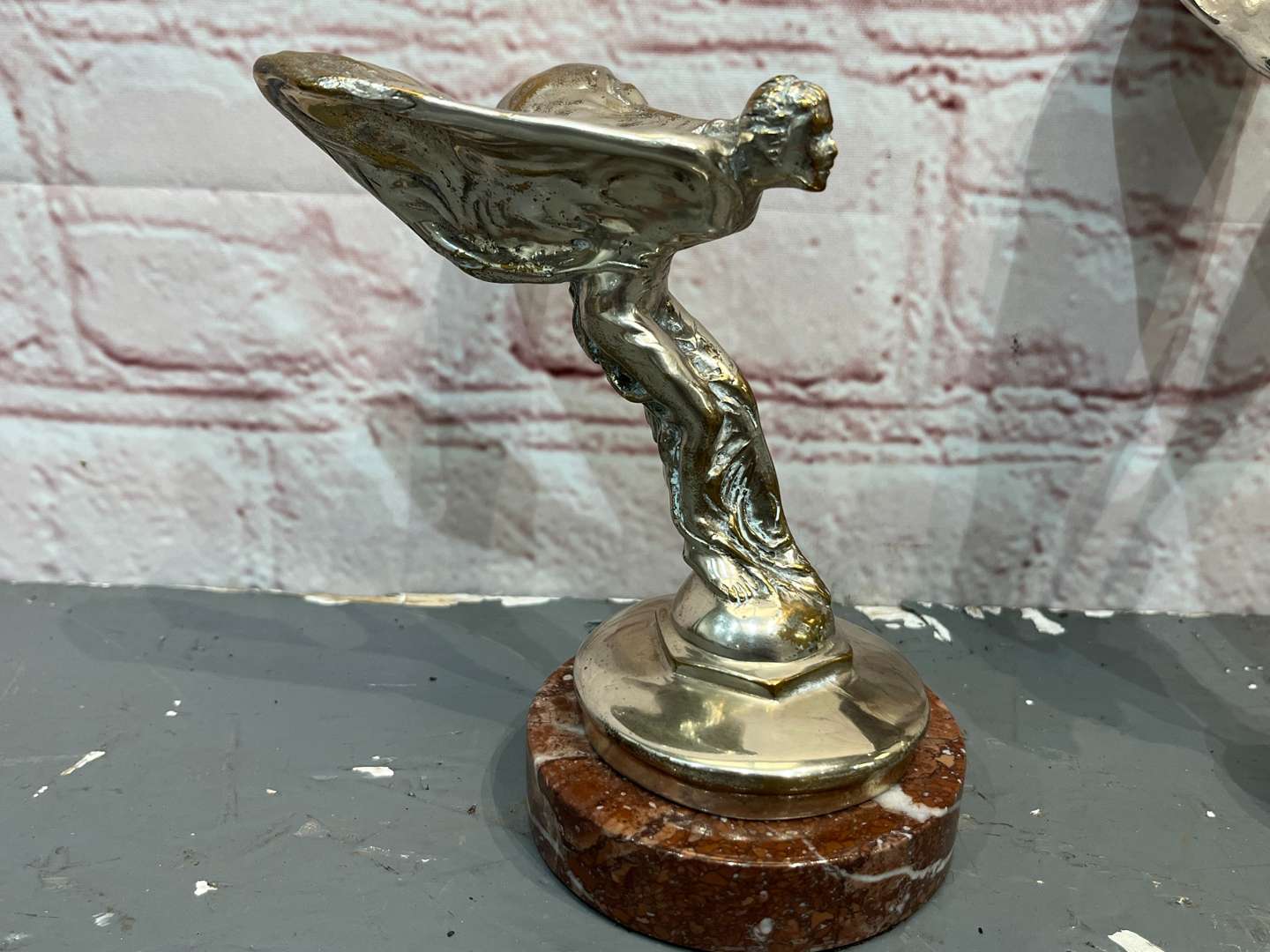 <p>Two Rolls Royce Spirit of Ecstacy's and Bentley Flying “B” (3)</p>