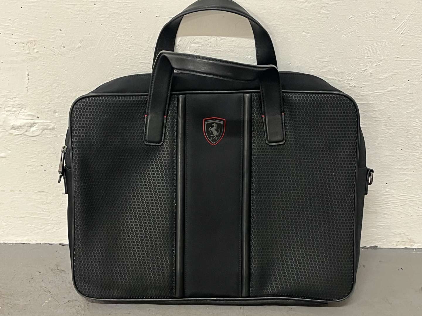 <p>Ferrari Laptop Bag</p>