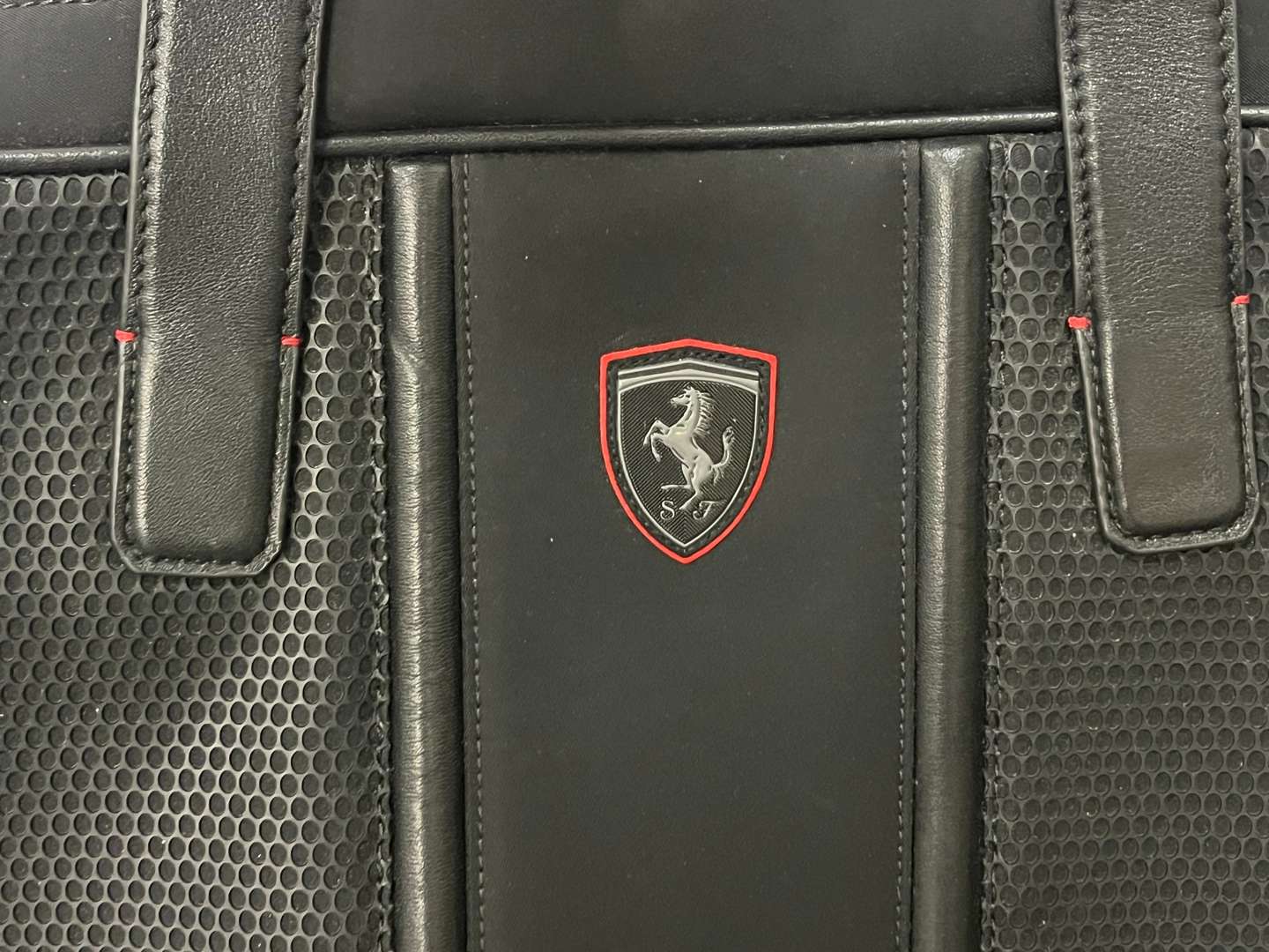 <p>Ferrari Laptop Bag</p>