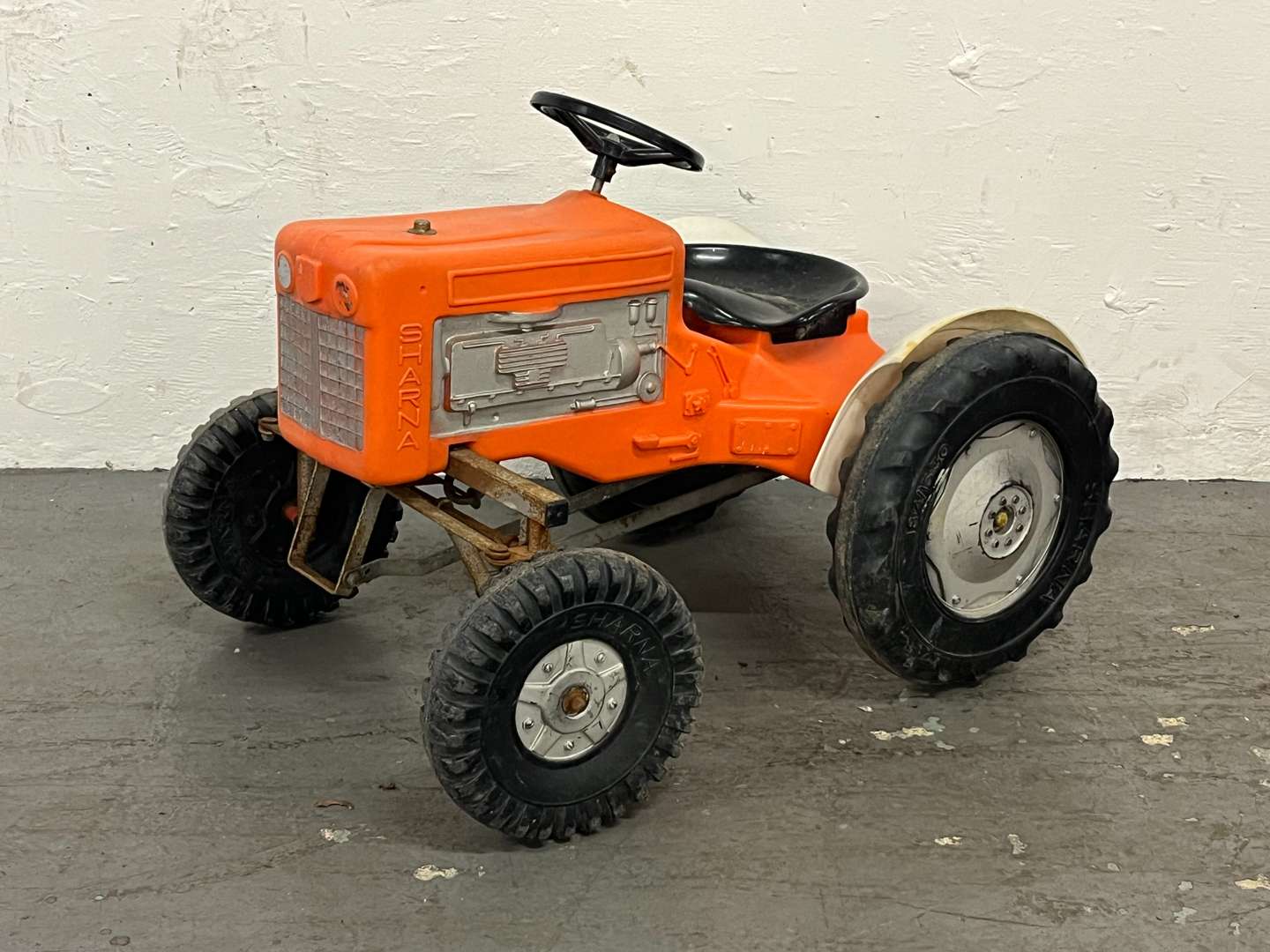 <p>Sharna Plastic Childs Pedal Tractor</p>