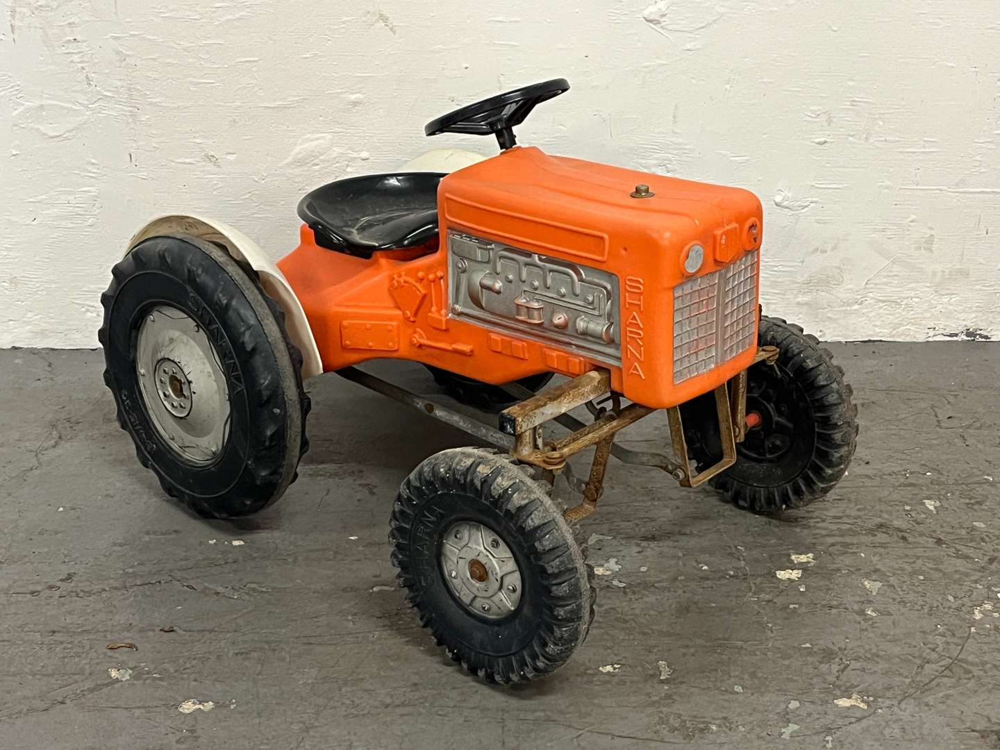 <p>Sharna Plastic Childs Pedal Tractor</p>