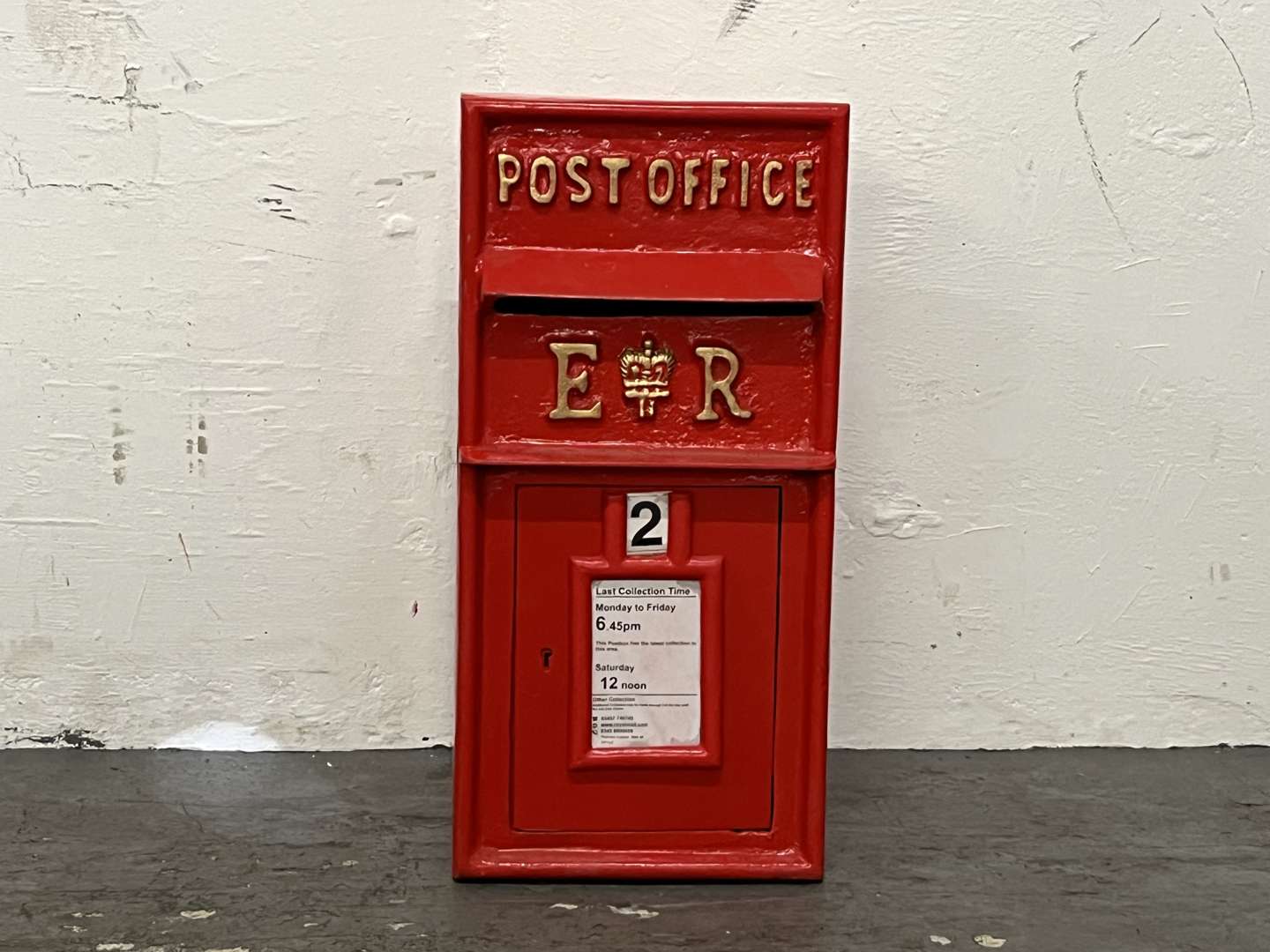 <p>ER Cast Iron Fronted Post Box</p>